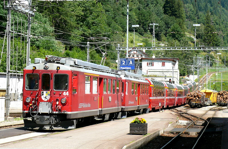 RhB - Bernina-Express 961 von Davos Dorf nach Tirano am 19.07.2009 Einfahrt Poschiavo mit Triebwagen ABe 4/4 II 44 + ABe 4/4 II 43 - Ap 1293 - Api 1304 - Bps 2513 - Bp 2525 - Bp 2504 - Bp 2524
