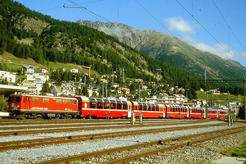 RhB Bernina-Express 961 von Davos Platz nach Tirano am 31.08.2007 Einfahrt Samedan mit E-Lok Ge 4/4 I 604 - Ap 1292 - Api 1303 - Bps 2512 - Bp 2503 - Bp 2507 - Bp 2504.
