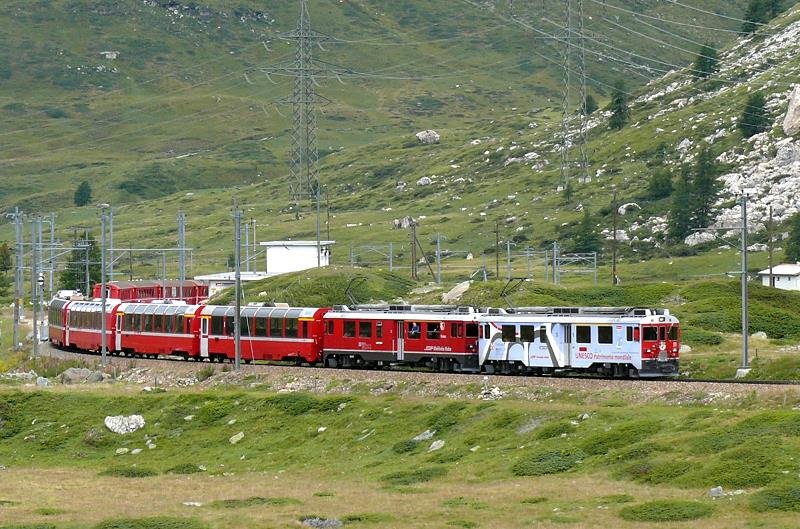 RhB - Bernina-Express 973 von St.Moritz nach Tirano am 17.08.2008 Ausfahrt Bernina Lagalb mit Triebwagen ABe 4/4 IIII 51 - ABe 4/4 III 55 - Ap 1293 - Api 1306 - Bps 2513 - Bp 2503 - Bp 2523 - Bp 2522
