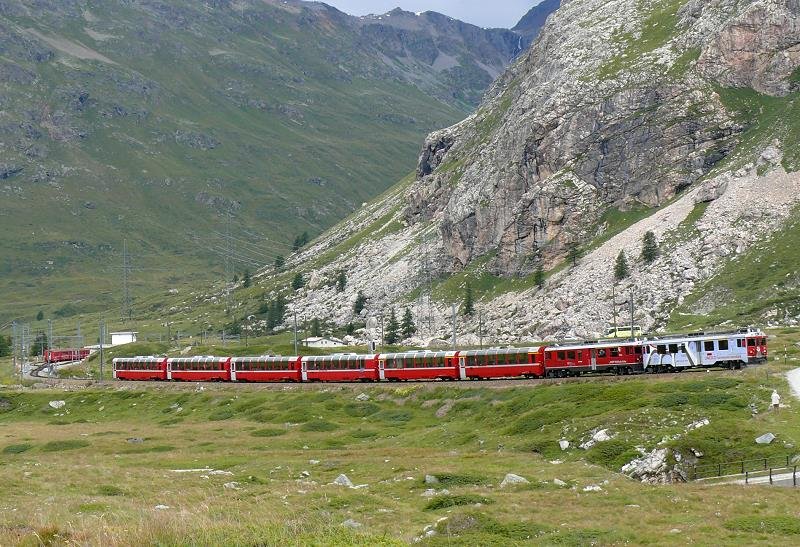 RhB - Bernina-Express 973 von St.Moritz nach Tirano am 17.08.2008 kurz nach Bernina Lagalb mit Triebwagen ABe 4/4 IIII 51 - ABe 4/4 III 55 - Ap 1293 - Api 1306 - Bps 2513 - Bp 2503 - Bp 2523 - Bp 2522
