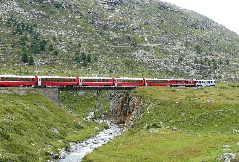 RhB - Bernina-Express 973 von St.Moritz nach Tirano am 17.08.2008 auf Unterer Berninabachbrcke mit Triebwagen ABe 4/4 IIII 51 - ABe 4/4 III 55 - Ap 1293 - Api 1306 - Bps 2513 - Bp 2503 - Bp 2523 - Bp 2522
