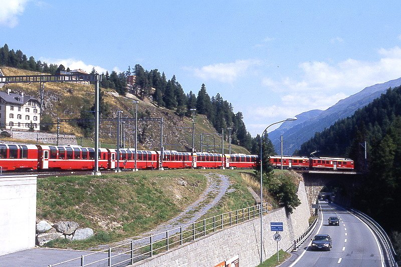 RhB - Bernina-Express 973 von St.Moritz nach Tirano am 22.08.2008 Ausfahrt St.Moritz mit Triebwagen ABe 4/4 II 49 - ABe 4/4 III 56 - Api 1301 - Api 1304 - Bps 2515 - Bp 2524 - Bp 2521 - Bps 2514
