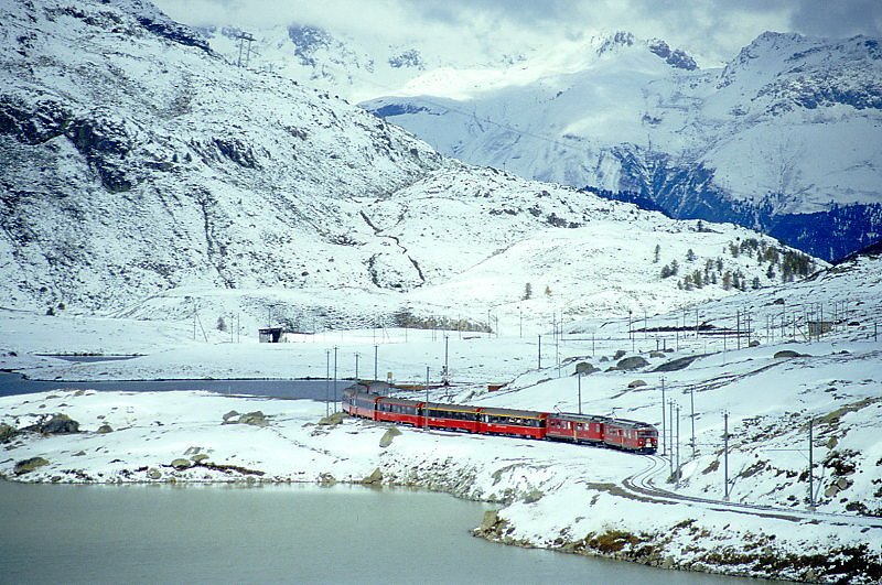 RhB - Bernina-Express A 501 von Chur nach Tirano am 05.10.1999 zwischen Lago Nero und Lago Bianco mit Triebwagen ABe 4/4 II 41 + ABe 4/4 II 47 - A 1276 - A 1274 - B 2496 - B 2492 - B 2491 - B 2493 - BD 2475 - Hinweis: EW-IV-Garnitur, gescanntes Dia
