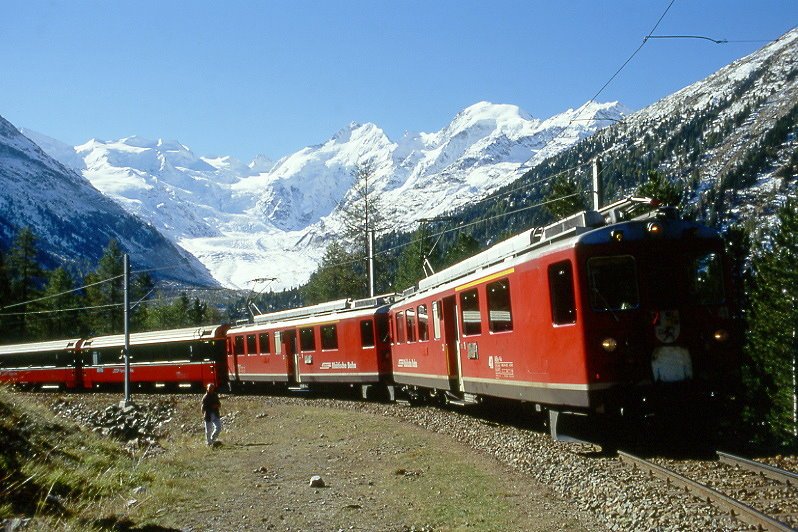 RhB Bernina-Express A 501 von Chur nach Tirano am 08.10.1999 in der Montebello-Kurve oberhalb Morteratsch mit Triebwagen ABe 4/4 II 41 - ABe 4/4 II 43 - A 1275 - A 1274 - B 2496 - B 2492 - B 2491 - B 2493 - BD 2475 - Hinweis: heute verkehrt der Zug mit Panoramawagen, gescanntes Dia
