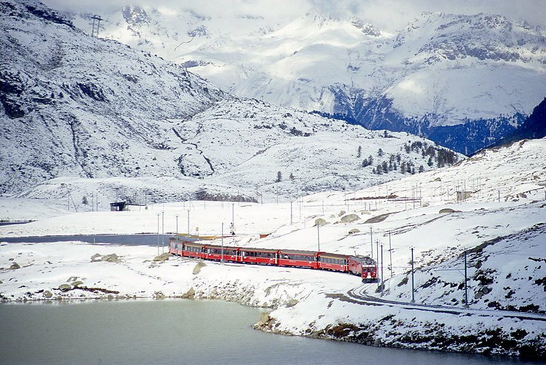 RhB - Bernina-Express B+G 421 von Landquart-avos Platz/Chur nach Tirano am 05.10.1999 zwischen Lago Nero und Lago Bianco mit Triebwagen ABe 4/4 II 45 + ABe 4/4 III 52 - A 1272 - B 2494 - B 2467 - B - A - 2x B - Hinweis: gescanntes Dia
