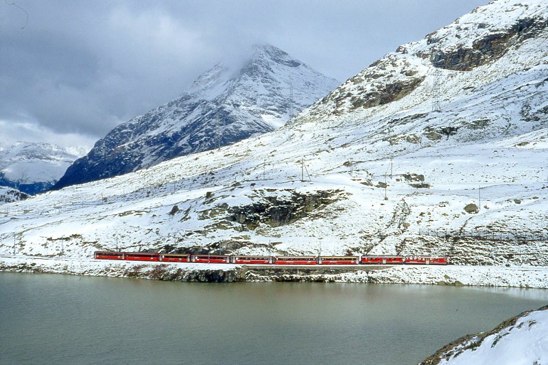 RhB - Bernina-Express B+G 421 von Landquart-avos Platz/Chur nach Tirano am 05.10.1999 am Lago Bianco mit Triebwagen ABe 4/4 II 45 + ABe 4/4 III 52 - A 1272 - B 2494 - B 2467 - B - A - 2x B - Hinweis: gescanntes Dia
