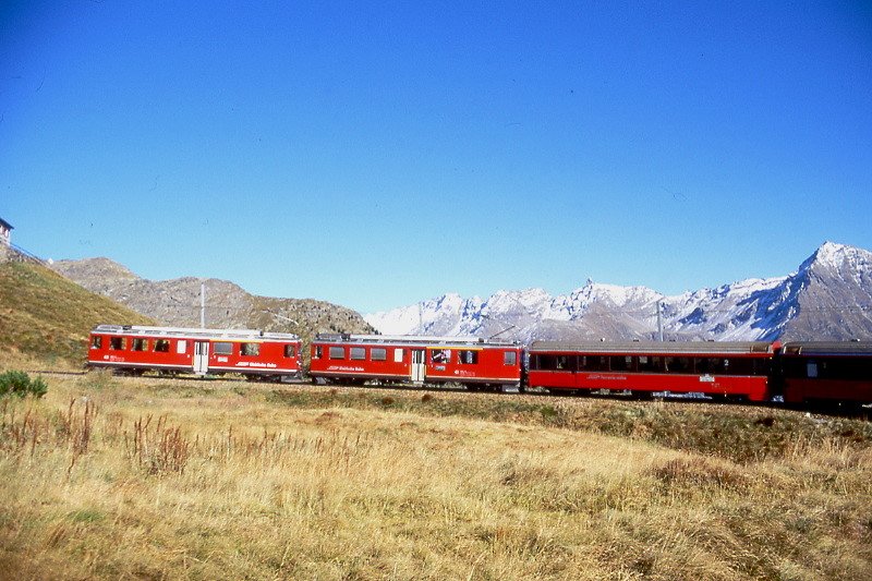 RhB - Bernina-Express D 500 von Tirano nach St.Moritz -(Chur) am 11.10.1999 Einfahrt Alp Grm mit Triebwagen ABe 4/4 II 43 - ABe 4/4 II 41 - BD 2475 - B 2493 - B 2491 - B 2492 - B 2496 - A 1274 - A 1275 - Hinweis: Kurve hat heute ein Vierschienengleis mit Kurveninnenmasten
