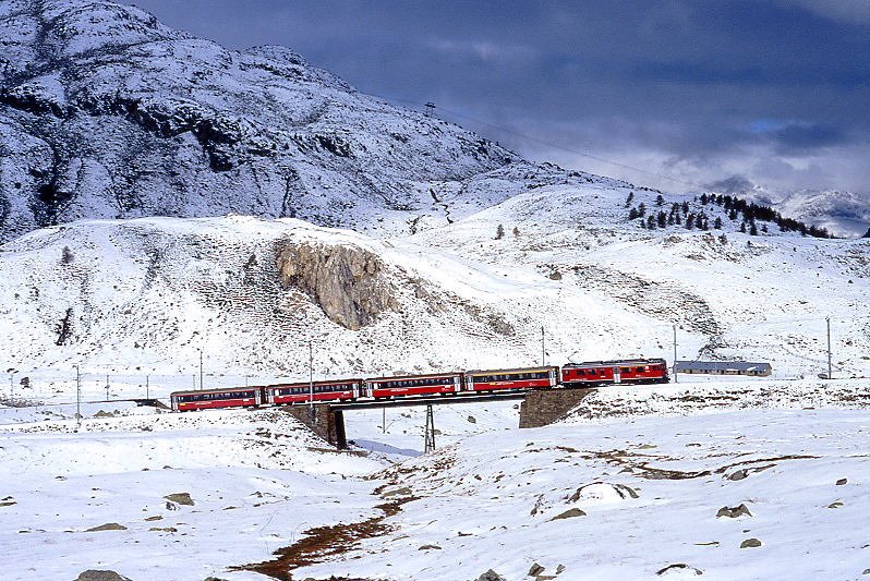 RhB - Bernina-Express E 417 von St.Moritz nach Tirano am 05.10.1999 bei Oberer Berninabachbrcke mit Triebwagen ABe 4/4 III 54 - A 1261 - B 2462 - B 2461 - B 2464 - Hinweis: gescanntes Dia
