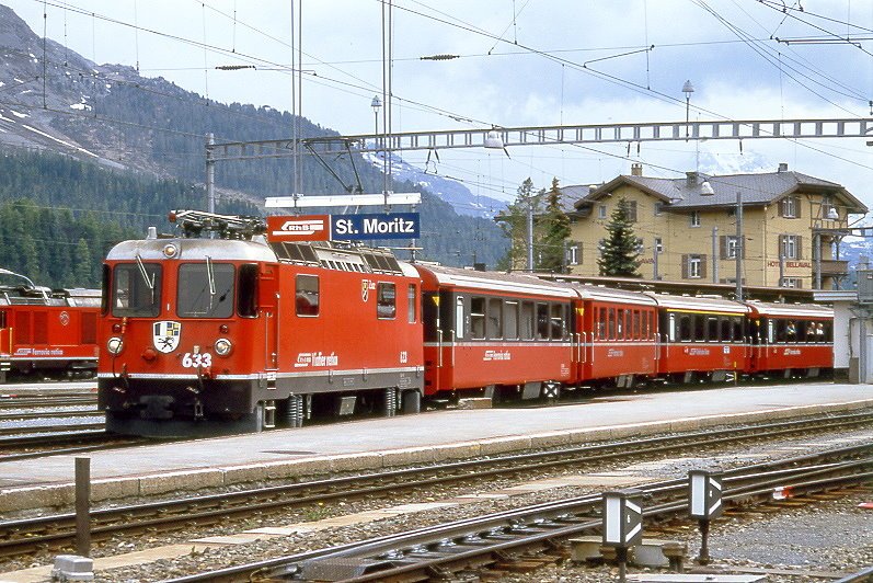 RhB Berninaexpress/Schnellzug 574 von Tirano/St.Moritz nach Chur am 04.06.1992 in St.Moritz mit E-Lok Ge 4/4 II 633 - noch EW-I+III-Wagen-Kompo Berninaexpress 2x B - A - B - .... Hinweis: Berninaexpress-Kompo wird aus dem Bernina-Areal abgeholt, gescanntes Dia
