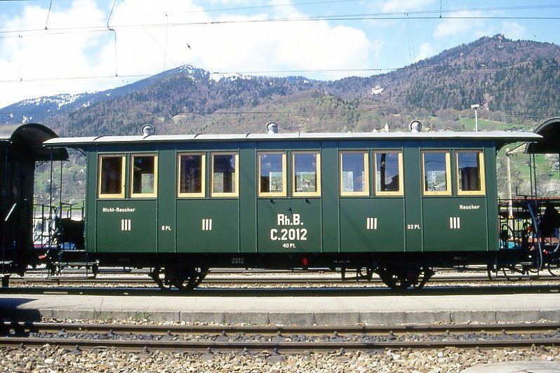 RhB - C 2012 am 25.04.1999 in Landquart - 3. Klasse historischer Personenwagen - Baujahr 1889 - SIG/RhB - Gewicht 8,00t - Sitzpl�tze 40 - L�P 9,50m - zul�ssige Geschwindigkeit 60 km/h - �=19.03.1999 - Lebenslauf: ex LD C 32 - 1895 RhB C 52 - 1899 C 212 - 1911 C 2012 - 1940 X 9034 - 1989a - 03/1999 C 2012 - WN 9801. Hinweis: (Club 1889)
