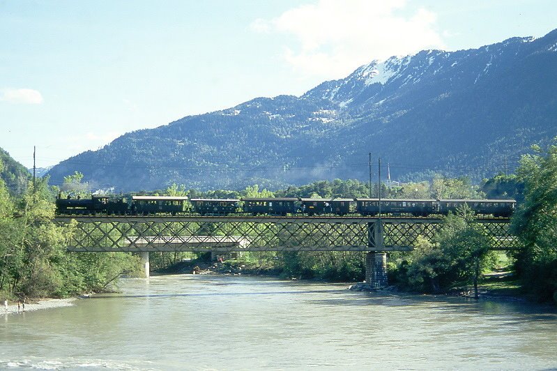 RhB Dampf-Extrazug 3562 fr Dampffreunde der RhB von Filisur nach Landquart am 09.05.1999 auf Rheinbrcke kurz vor Reichenau mit Dampflok G 4/5 107 - A 1102 - C 2012 - B 2060 - D 4052 II - B 2246 - B 2245 - Hinweis: gescanntes Dia

