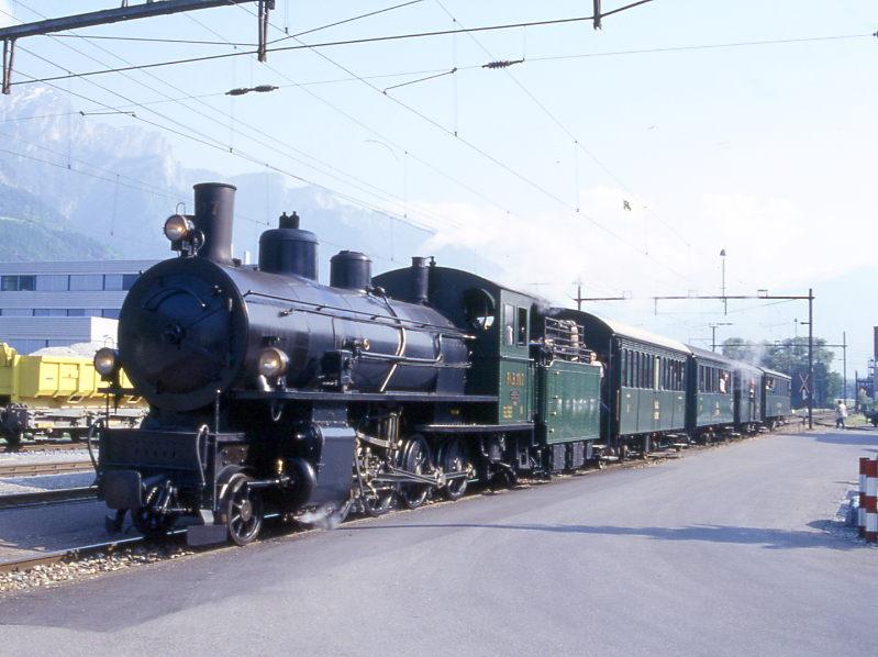 RhB Dampf-Extrazug fr GRAUBNDEN TOURS 3262 von Disentis nach Landquart vom 23.05.1998 in Untervaz mit Dampflok G 4/5 107 - A 1102 - B 2060 - D 4052I - B 2245. 