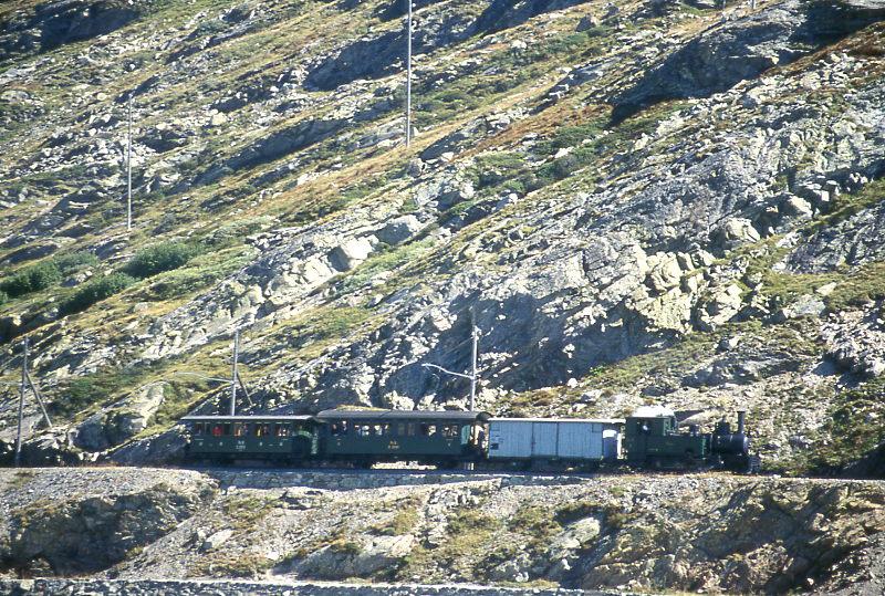RhB Dampf-Extrazug fr GRUBNDEN TOURS 3419 von Ospizio Bernina nach km 25,000 am 26.08.2000 am Lago Bianco mit Dampflok G 3/4 1 - Xk 9398 - B 2060 C 2012. Hinweis: dies ist der 3. Dampfzugeinsatz auf der Berninalinie seit Bahnbau! Teleaufnahme freihand, Entfernung 300m!  
