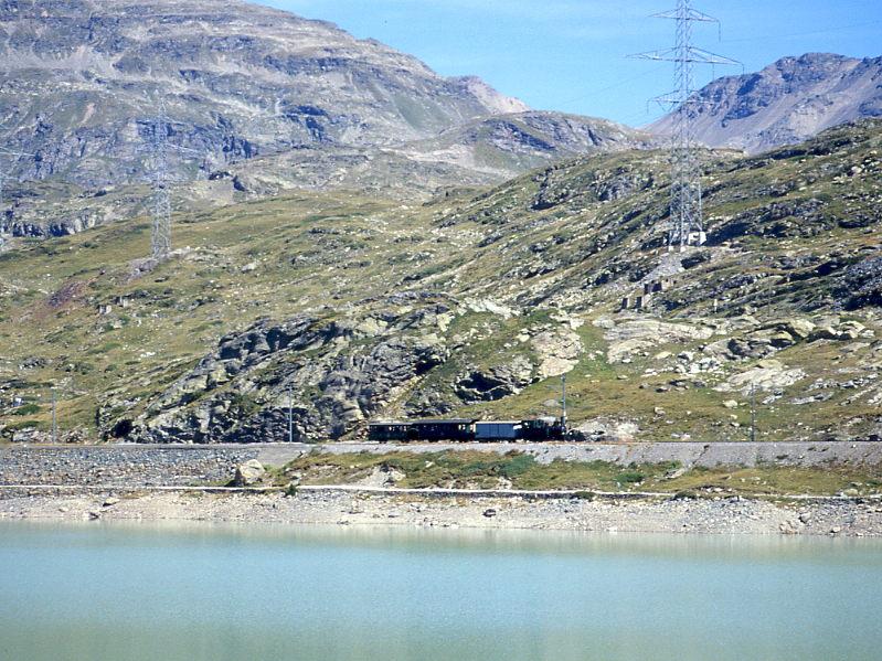 RhB Dampf-Extrazug fr GRUBNDEN TOURS 3419 von Ospizio Bernina nach km 25,000 am 26.08.2000 am Lago Bianco mit Dampflok G 3/4 1 - Xk 9398 - B 2060 C 2012. Hinweis: dies ist der 3. Dampfzugeinsatz auf der Berninalinie seit Bahnbau! Teleaufnahme freihand, Entfernung 800m!  
