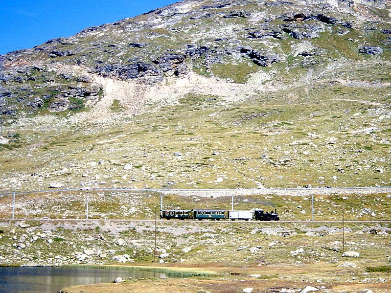 RhB Dampf-Extrazug fr GRUBNDEN TOURS 3456 von km 21,700 nach Ospizio Bernina am 26.08.2000 beim Lago Nero mit Dampflok G 3/4 1 - Xk 9398 - B 2060 - C 2012. Hinweis: dies ist der 3. Dampfzugeinsatz auf der Berninalinie seit Bahnbau! Teleaufnahme freihand, Entfernung 350m!  
