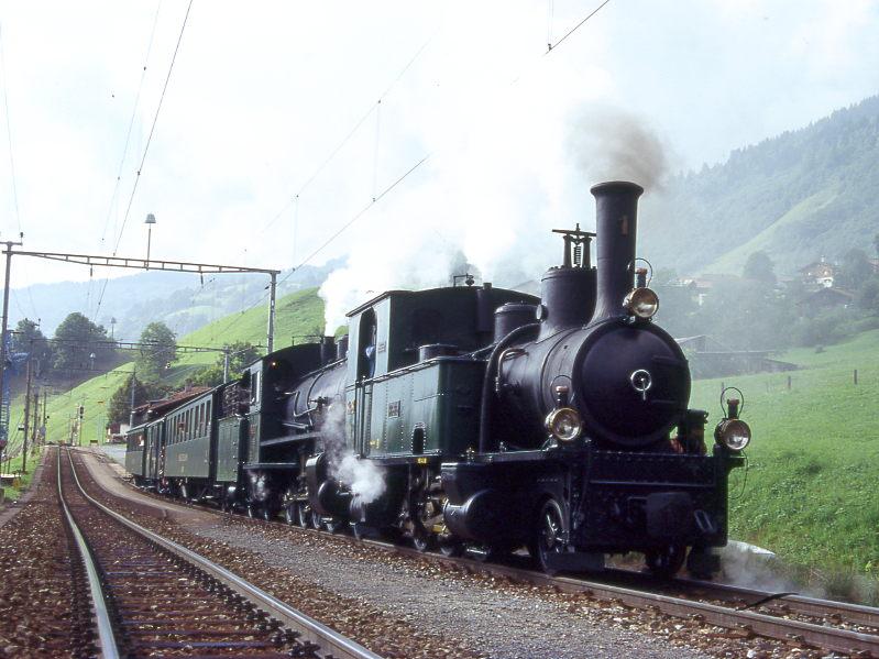 RhB Dampf-Extrazug fr RHTIA INCOMING 3061 von Chur nach Davos-Platz vom 25.08.1995 in Saas mit Dampflok-Doppeltraktion G 3/4 1 - G 4/5 107 - B 2247 - D 4052I - B 2246.  