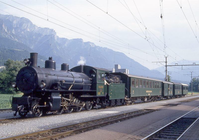 RhB Dampf-Extrazug fr VERKEHRSVEREIN DISENTIS 3766 von Disentis nach Landquart vom 25.06.1994 in Untervaz mit Dampflok G 4/5 107 - B 2245 - D 4052I - B 2060 - A 1102.  