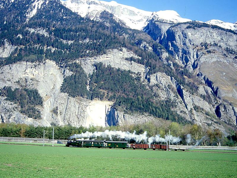 RhB DAMPF-GmP 3531 fr Dampffreunde der RhB von Landquart nach Filisur am 23.04.1999 bei Felsberg mit Dampflok G 3/4 1 - B 2060 - D 4052II - E 6604 - E 6605 - Kk 7046.
