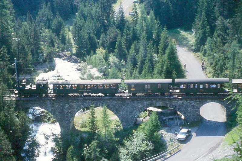 RhB Dampf-GmP 3534 von Samedan nach Landquart am 27.08.2000 auf Albula I-Viadukt zwischen Preda und Muot mit Dampflok G 3/4 1 - B 2246 - D 4052II - B 2060 - C 2012 - Gbkv 5565 - Gbkv 5575. Hinweis: Rhtia als seltener Gast im oberen Albulatal, gescanntes Dia
