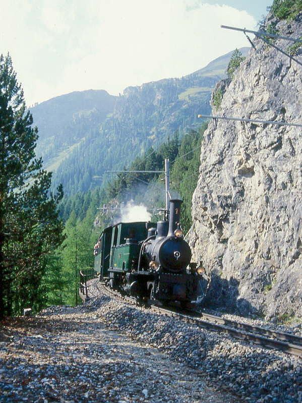 RhB Dampf-GmP 3534 von Samedan nach Landquart am 27.08.2000 bei Rugnux-Lehnenviadukt zwischen Preda und Muot mit Dampflok G 3/4 1 - B 2246 - D 4052II - B 2060 - C 2012 - Gbkv 5565 - Gbkv 5575. Hinweis: Rhtia als seltener Gast im oberen Albulatal, gescanntes Dia
