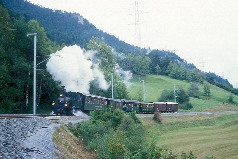 RhB Dampf-GmP 3534 von Samedan nach Landquart am 27.08.2000 zwischen Alvaneu und Tiefencastel mit Dampflok G 3/4 1 - B 2246 - D 4052II - B 2060 - C 2012 - Gbkv 5565 - Gbkv 5575. Hinweis: gescanntes Dia
