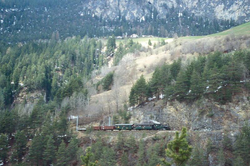 RhB Dampf-GmP fr Dampffreunde der Rhtischen Bahn 3531 von Landquart nach Filisur am 23.04.1999 etwa 15m vor Zalaint-Tunnel zwischen Alvaneu und Filisur mit Dampflok G 2/4 1 - B 2060 - D 4052II - E 6604 - E 6605 - Kk 7046 - Hinweis: Teleaufnahme. gescanntes DIa
