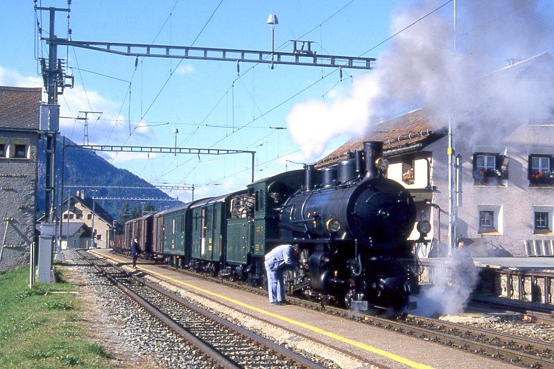 RhB DAMPF-GmP fr RHTIA INCOMING 6217 von Samedan nach Scuol am 10.09.1994 in Zuoz beim Kreuzugs- und Schmierhalt mit Dampflok G 4/5 108 - D 4052I - B 2060 - Gb 5034 - Gb 5916 - Gb 5817 - Gbkv 5571 - E 6023 - E 6024 - Kkl 7078 - Kkl 7030.
