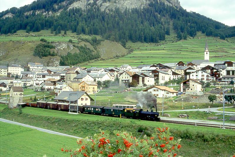 RhB DAMPF-GmP fr RHTIA INCOMING 6217 von Samedan nach Scuol am 10.09.1994 in Ardez beim Kreuzugs- und Schmierhalt mit Dampflok G 4/5 108 - D 4052I - B 2060 - Gb 5034 - Gb 5916 - Gb 5817 - Gbkv 5571 - E 6023 - E 6024 - Kkl 7078 - Kkl 7030.
