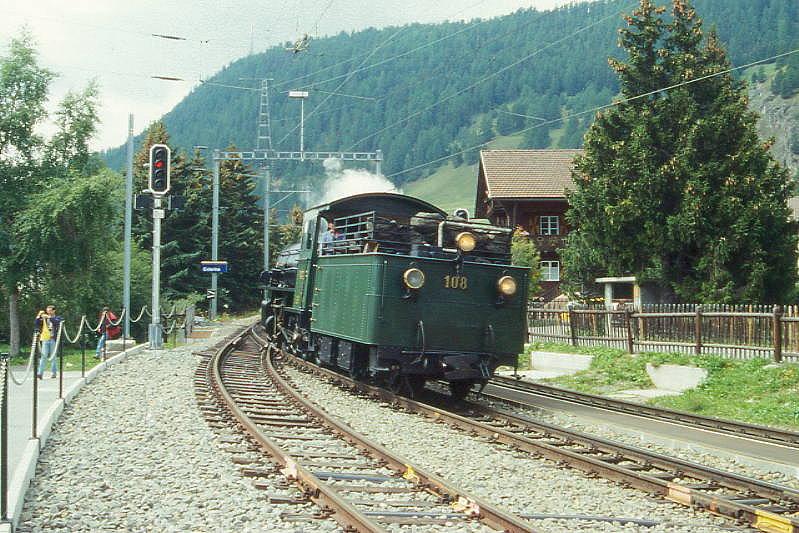 RhB Dampf-Lokzug 9833 von St.Moritz nach Samedan am 31.08.1996 Einfahrt Celerina mit Dampflok G 4/5 108 Tender voraus. Hinweis: gescanntes Dia
