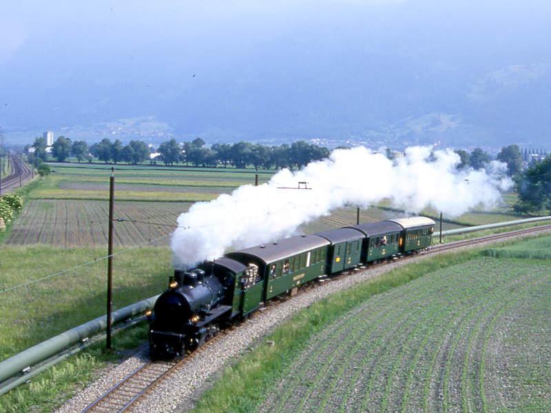 RhB Dampfextrazug 3239 Landquart - Disentis vom 23.05.1998 zwischen Igis und Zisers mit Lok G 4/5 107 - B 2245 - D 4052I - B 2060 - A 1102 
