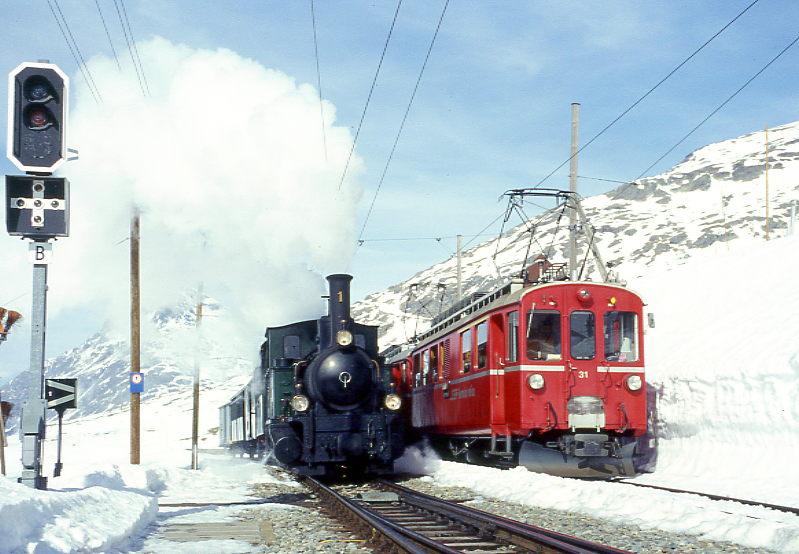 RhB DAMPFEXTRAZUG 3423 fr GRAUBNDEN TOURS von Ospizio Bernina nach Lago Bianco km 24,000 am 21.02.1998 Einfahrt Ospizio Bernina Gleis 1 mit Dampflok G 3/4 1 - B 2060 - D 4052I - A 1102 - Xk 9398 neben Fotobegleitzug 3425 mit ABe 4/4I 31 - ABe 4/4I 34
