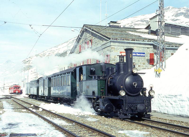 RhB DAMPFEXTRAZUG 3423 fr GRAUBNDEN TOURS von Ospizio Bernina nach Lago Bianco km 24,000 am 21.02.1998 in Ospizio Bernina Gleis 1 mit Dampflok G 3/4 1 - B 2060 - D 4052I - A 1102 - Xk 9398.
