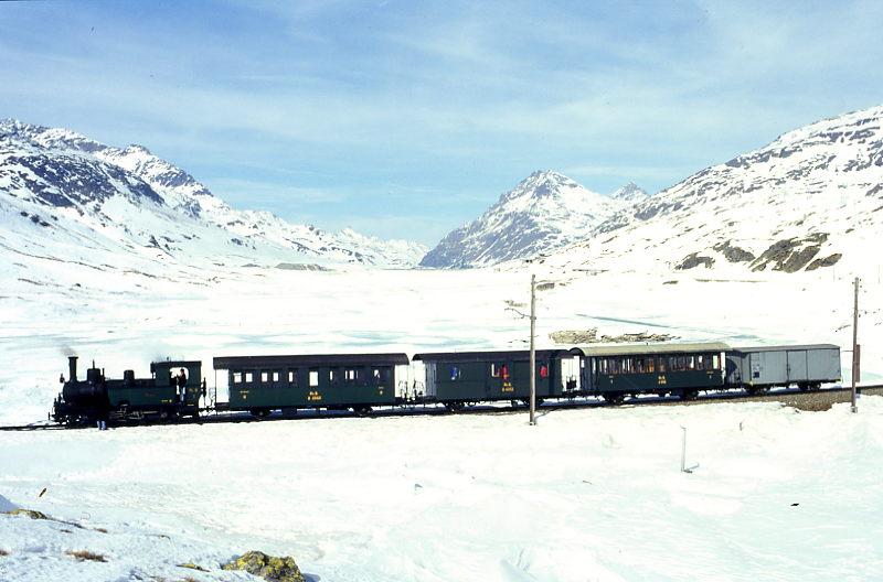 RhB DAMPFEXTRAZUG 3423 fr GRAUBNDEN TOURS von Ospizio Bernina nach Lago Bianco km 24,000 am 21.02.1998 bei km 24,000 mit Dampflok G 3/4 1 - B 2060 - D 4052I - A 1102 - Xk 9398.
