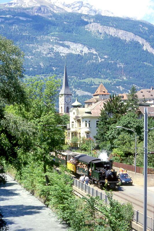 RhB DAMPFEXTRAZUG 3653 von Chur nach Chur-Sand am 08.06.1997 in Chur mit Dampflok G 3/4 1 - B 2060 - B 2092 - B 2247. Hinweis: Aufnahmen des Extrazuges waren nur erschwert mglich. Bei fast allen Fahrten begleiteten Filmteams den Zug.
