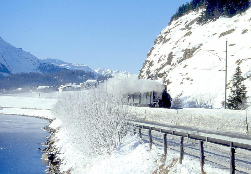 RhB Dampfextrazug 3723 von St.Moritz nach Scuol am 09.02.1997 zwischen Celerina und Samedan mit Dampflok G 4/5 108 - D 4052I - B 2060 - A 1102 - B 2245. Hinweis: Links ist der Inn sichtbar. 