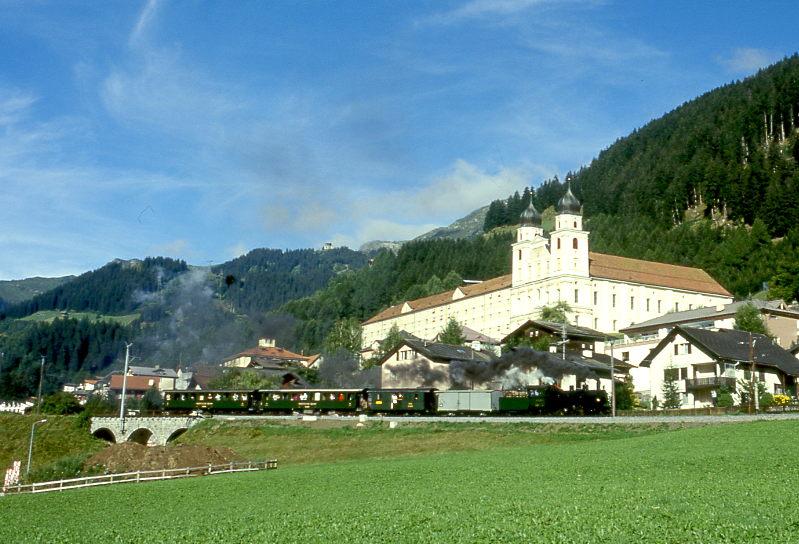 RhB DAMPFEXTRAZUG fr GRAUBNDEN TOURS 3236 von Disentis nach Chur am 31.08.1997 Ausfahrt Disentis mit Dampflok G 4/5 107 - Xk 9398 - D 4052I - B 2247 - B 2246. Hinweis: Blick Richtung Kloster
