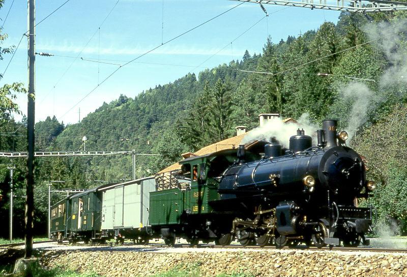 RhB DAMPFEXTRAZUG f�r GRAUB�NDEN TOURS 3236 von Disentis nach Chur am 31.08.1997 in Trin mit Dampflok G 4/5 107 - Xk 9398 - D� 4052I - B 2247 - B 2246.
