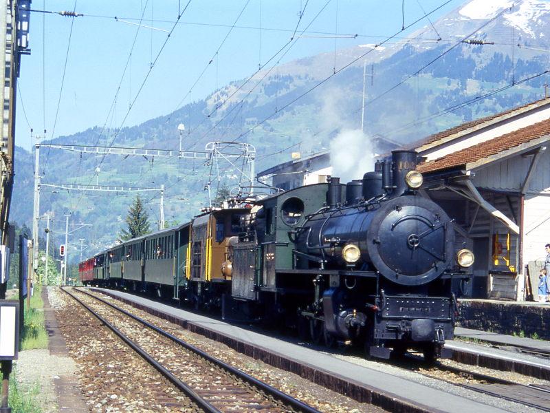 RhB Dampfextrazug fr den Verein der Dampffreunde der RhB 3031 von Landquart nach Davos-Platz vom 10.05.1998 Einfahrt Schiers mit Dampflok G 4/5 108 - Ge 6/6I 414 - B 2247 - B 2246 - B 2245 - D 4052I - B 2060 - A 1102 - B 2305 - B 2301.