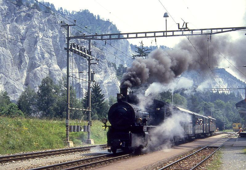 RhB DAMPFEXTRAZUG fr Verkehrsverein Disentis 3735 von Landquart nach Disentis am 25.06.1994 Ausfahrt Versam-Safien mit Dampflok G 4/5 107 - A 1102 - B 2060 - D 4052I - B 2245.
