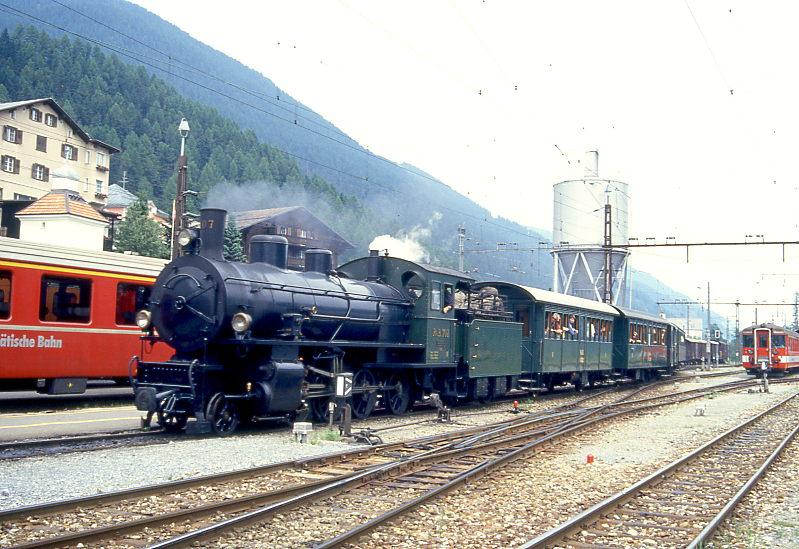 RhB DAMPFEXTRAZUG fr Verkehrsverein Disentis 3735 von Landquart nach Disentis am 25.06.1994 Einfahrt Disentis mit Dampflok G 4/5 107 - A 1102 - B 2060 - D 4052I - B 2245.
