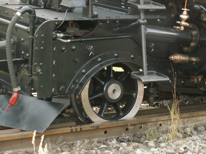 RhB Dampffestival Untervaz 2006.Die u.a.entgleiste Vorderachse der FO Zahnrad Lok No.4.Durch diesen Zwischenfall wurde das Festprogramm etwas durcheinander gebracht.Untervaz 28.10.06