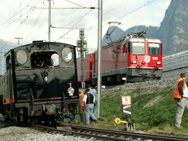 RhB Dampffestival Untervaz 2006.Im Bild links die entgleiste,erst vor kurzem revidierte FO Zahnradlok HG 3/4 No.4 Der Hilfszug ist noch nicht eingetroffen.Rechts kommt ein Personenzug der RhB von Landquart her.Untervaz 28.10.06