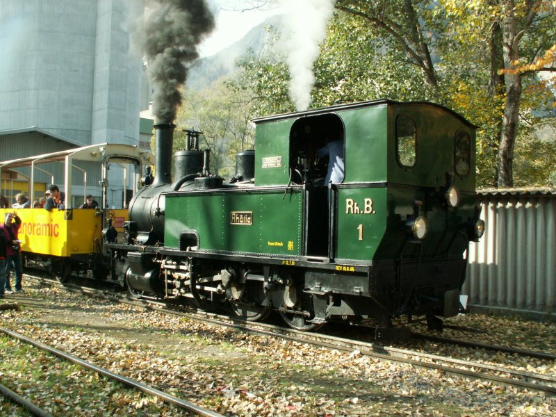 RhB Dampffestival Untervaz 2006.RhB Lok  Rhtia  No.1 mit Aussichtswagen auf dem Holcim Festgelnde.Untervaz 28.10.06