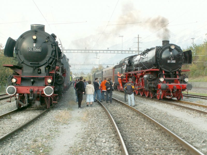 RhB Dampffestival Untervaz 2006.Sonderzge mit 01 202 und 01 1066 bringen Festivalbesuchern aus der Schweiz und aus Deutschland nach Untervaz. 28.10.06