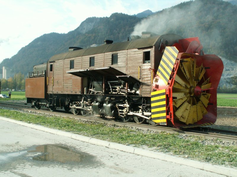 RhB Dampffestival Untervaz 2006.Xrotd 9213 Schneeschleuder in der grnen Wiese und wartet auf den Schnee?!Untervaz 28.10.06