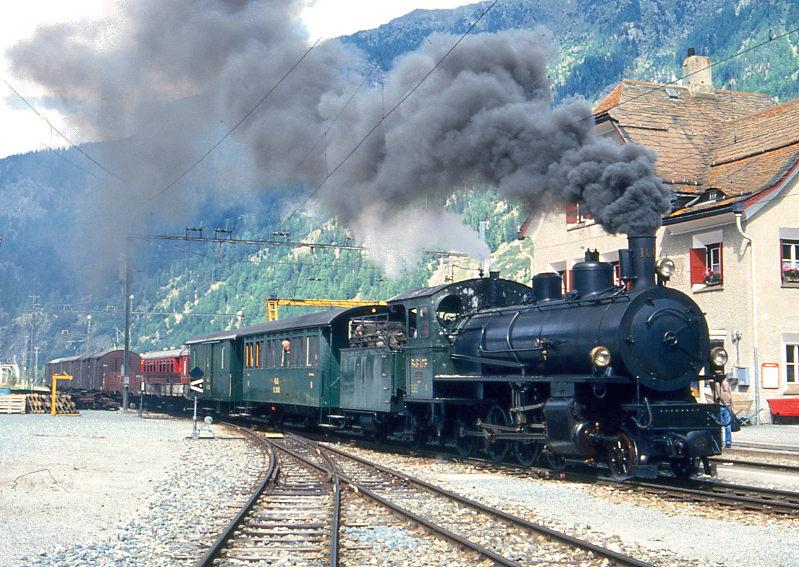 RhB DAMPFGTERZUG mit Personenbefrderung 6262 von Scuol nach Samedan am 10.09.1994 in Zernez mit Dampf-Lok G 4/5 108 - B 2060 - D 4052I - Kkl 7030 - Kkl 7078 - E 6024 - E 6023 - Gbkv 5571 - Gb 5817 - Gb 5916 - Gb 5034 - Gb 5901 - Gbkv 5546.  Hinweis: Fr 2006 ist eine einzige Dampfzugfahrt im Engadin geplant am 30.07.2006, Fahrtkosten sind 67,00 SFr etwa 45,00 Euro mit Buchungsmglichkeit ber www.dampfverein.ch
