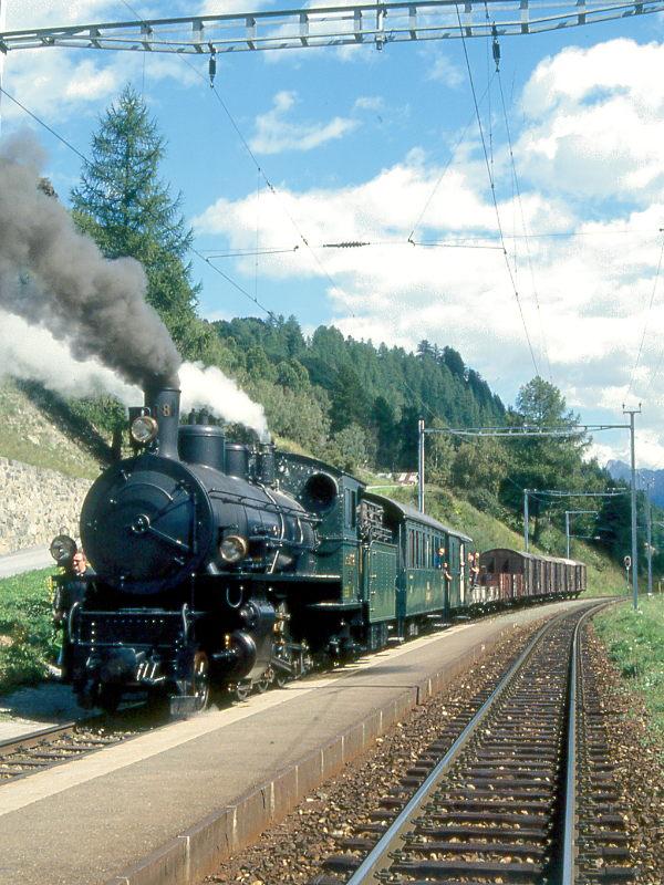 RhB DAMPFGTERZUG mit Personenbefrderung 6262 von Scuol nach Samedan am 10.09.1994 in Guarda mit Dampf-Lok G 4/5 108 - B 2060 - D 4052I - Kkl 7030 - Kkl 7078 - E 6024 - E 6023 - Gbkv 5571 - Gb 5817 - Gb 5916 - Gb 5034 - Gb 5901 - Gbkv 5546.  Hinweis: Fr 2006 ist eine einzige Dampfzugfahrt im Engadin geplant am 30.07.2006, Fahrtkosten sind 67,00 SFr etwa 45,00 Euro mit Buchungsmglichkeit ber www.dampfverein.ch

