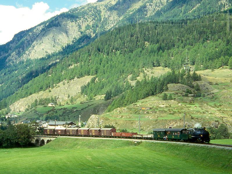 RhB DAMPFGTERZUG mit Personenbefrderung 6262 von Scuol nach Samedan am 10.09.1994 kurz nach Spl-Viadukt oberhalb Zernez mit Dampf-Lok G 4/5 108 - B 2060 - D 4052I - Kkl 7030 - Kkl 7078 - E 6024 - E 6023 - Gbkv 5571 - Gb 5817 - Gb 5916 - Gb 5034 - Gb 5901 - Gbkv 5546.  Hinweis: Einmalig die lange Dampfgterzug-Kompo. Wird man sowas wohl je nochmals in Zukunft sehen knnen mit den alten 2-Achsern?
