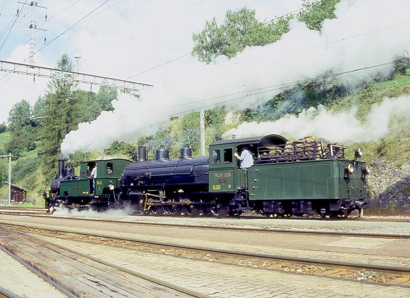 RhB - Dampflok G 3/4 1 und Ge 4/5 108 am 27.08.1995 in Filisur - DAMPFLOK Rhtia - Baujahr 1889 - SLM 577 - Gewicht 29,00t - 184 KW - LP 7,90m - zulssige Geschwindigkeit 45 km/h - Mutation: ex LD G 3/4 1 - 1895 RhB - 1928a - 1947 reserviert VHS Luzern - 1970 BC - 1988 leihweise RhB - 1989 nach Jubilum RhB - Lok 108 Baujahr 1906 - SLM 1710 - Gewicht 68,00t - 590 KW - LP 13,97 - zulssige Geschwindigkeit 45 km/h
