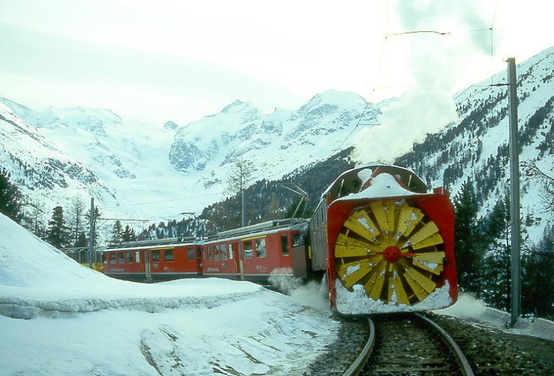 RhB - Dampfschneescheuder-Dienstzug fr GRAUBNDEN TOURS 9972 von Ospizio - Bernina nach Pontresina am 01.03.1997 bei Montebello mit B 2091- Triebwagen ABe 4/4 II 47 - ABe 4/4 II 48 - Xrot d 9213
